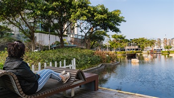 Wavy benches provide cosy seats with a perfect vista towards the waterscape of the park. It introduces a simple twist to conventional park furniture, offering seating for visitors to lay back in a more relaxed position and enjoy the view.